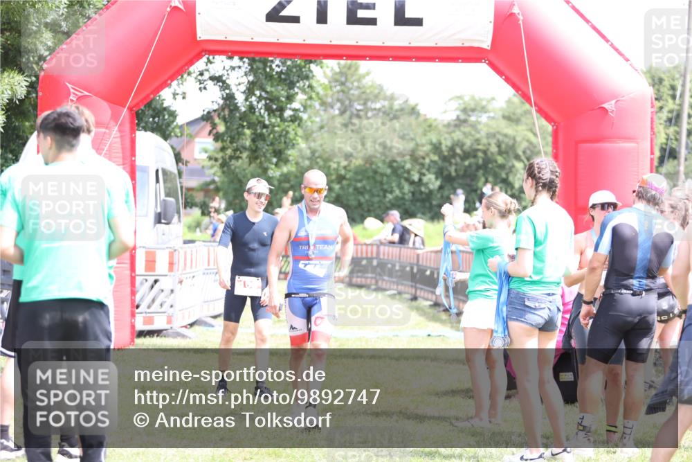 21.06.2026 - 29. Vierlanden-Triathlon Andreas Tolksdorf http://msf.ph/oto/9892747 21.06.2026 13:49:37 Ziel 100, 884, 1056, 100, 884, 1056 meine-sportfotos.de