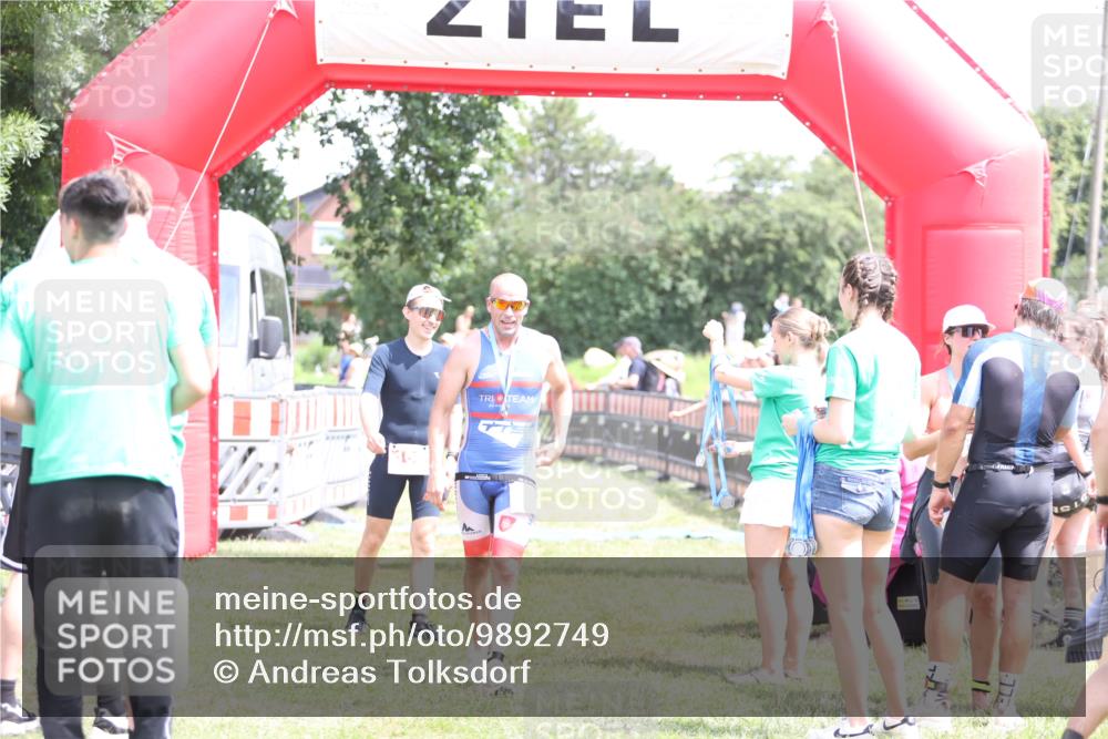 21.06.2026 - 29. Vierlanden-Triathlon Andreas Tolksdorf http://msf.ph/oto/9892749 21.06.2026 13:49:37 Ziel 100, 884, 1056, 100, 884, 1056 meine-sportfotos.de