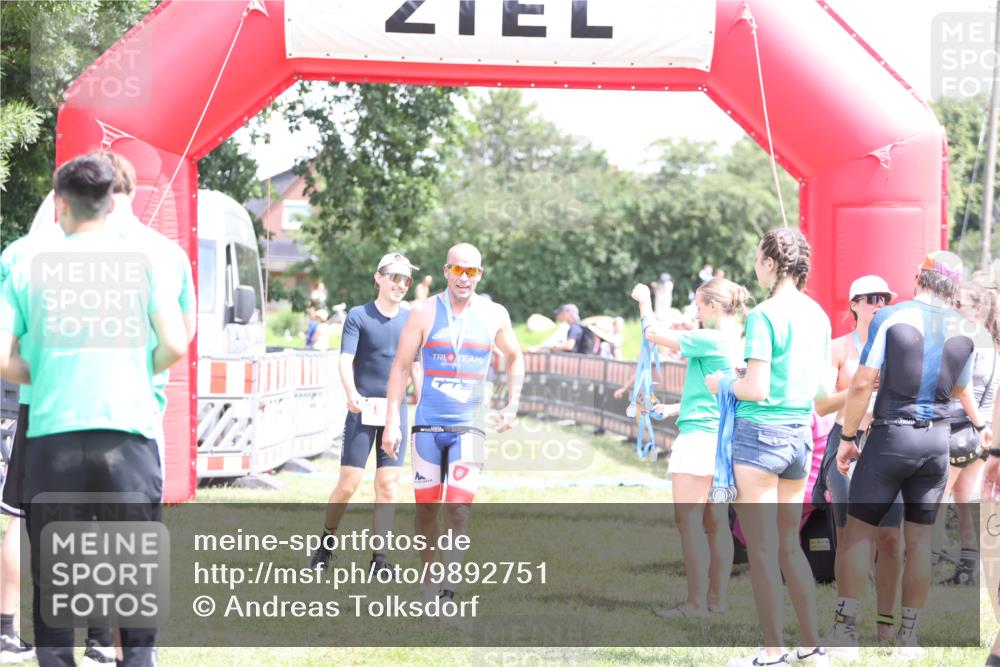 21.06.2026 - 29. Vierlanden-Triathlon Andreas Tolksdorf http://msf.ph/oto/9892751 21.06.2026 13:49:37 Ziel 100, 884, 1056, 100, 884, 1056 meine-sportfotos.de