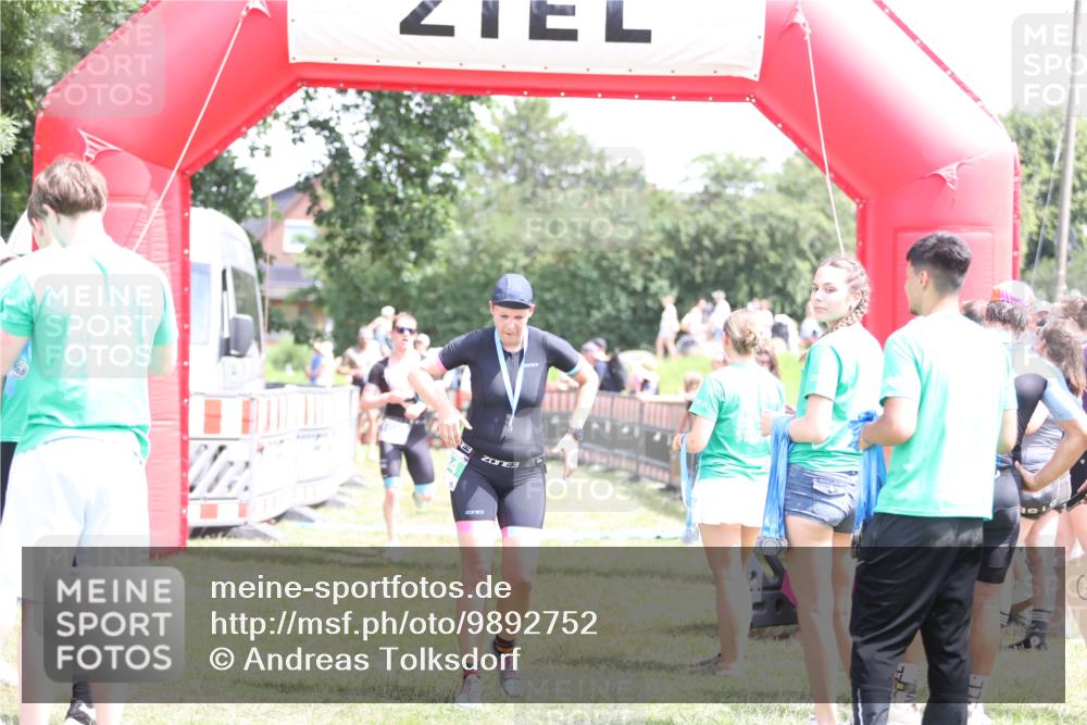 21.06.2026 - 29. Vierlanden-Triathlon Andreas Tolksdorf http://msf.ph/oto/9892752 21.06.2026 13:49:49 Ziel 280, 1056, 1063, 280, 1056, 1063 meine-sportfotos.de