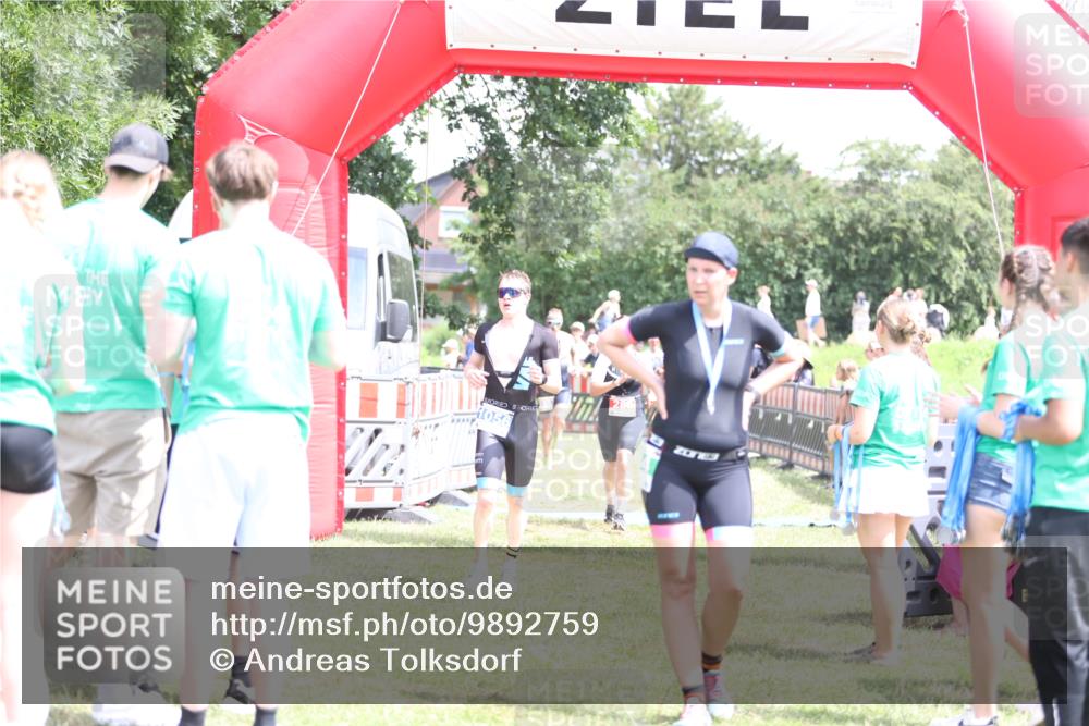 21.06.2026 - 29. Vierlanden-Triathlon Andreas Tolksdorf http://msf.ph/oto/9892759 21.06.2026 13:49:50 Ziel 280, 1056, 1063, 280, 1056, 1063 meine-sportfotos.de