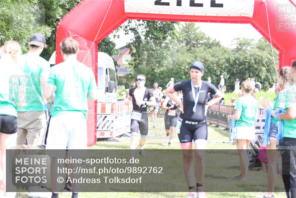 21.06.2026 - 29. Vierlanden-Triathlon Andreas Tolksdorf http://msf.ph/oto/9892762 21.06.2026 13:49:50 Ziel 280, 1056, 1063, 280, 1056, 1063 meine-sportfotos.de