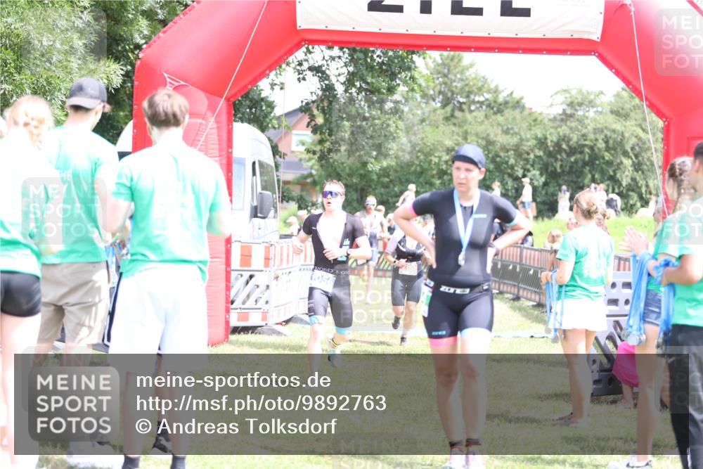 21.06.2026 - 29. Vierlanden-Triathlon Andreas Tolksdorf http://msf.ph/oto/9892763 21.06.2026 13:49:50 Ziel 280, 1056, 1063, 280, 1056, 1063 meine-sportfotos.de