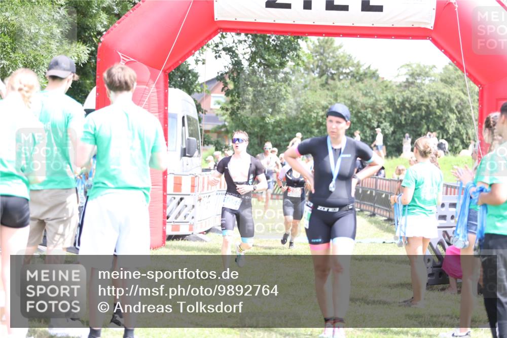 21.06.2026 - 29. Vierlanden-Triathlon Andreas Tolksdorf http://msf.ph/oto/9892764 21.06.2026 13:49:50 Ziel 280, 1056, 1063, 280, 1056, 1063 meine-sportfotos.de