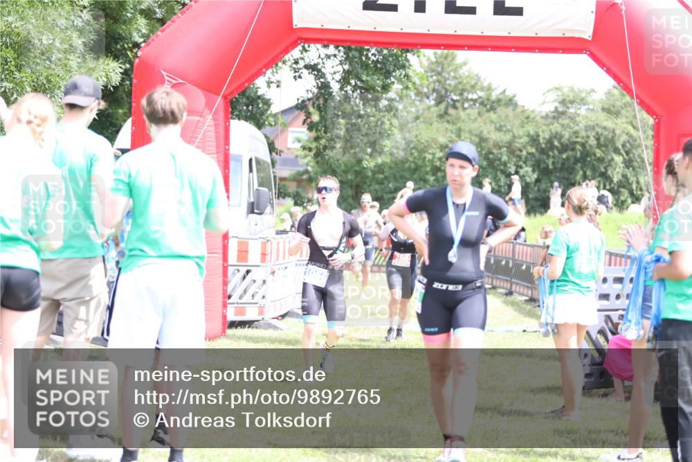 21.06.2026 - 29. Vierlanden-Triathlon Andreas Tolksdorf http://msf.ph/oto/9892765 21.06.2026 13:49:50 Ziel 280, 1056, 1063, 280, 1056, 1063 meine-sportfotos.de