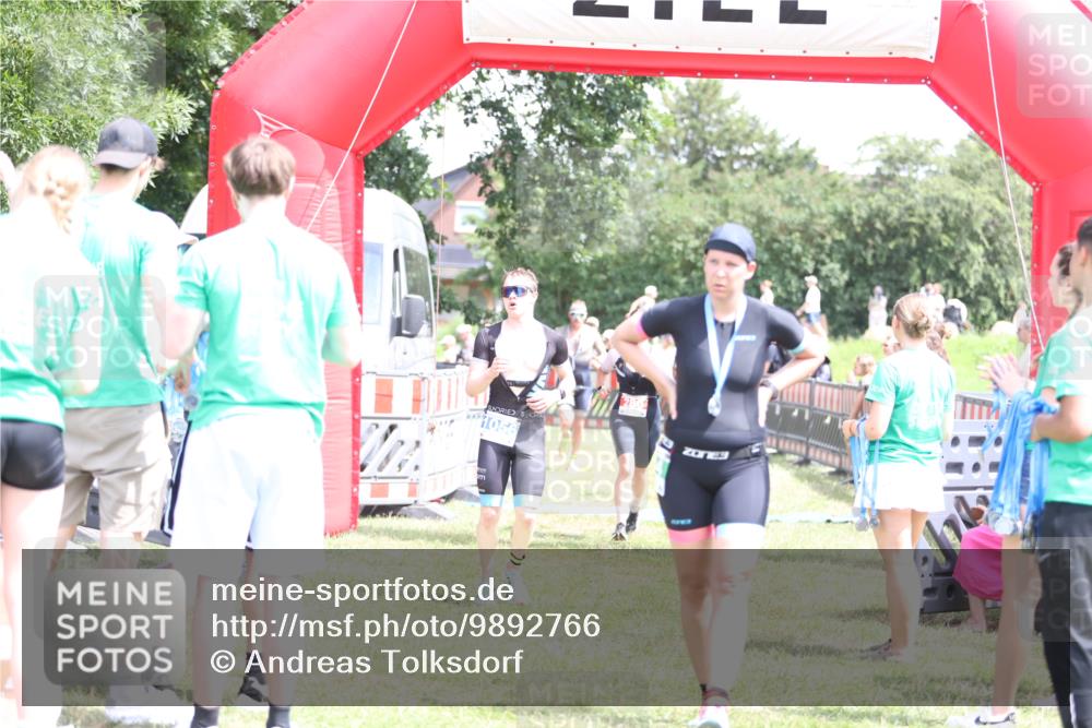 21.06.2026 - 29. Vierlanden-Triathlon Andreas Tolksdorf http://msf.ph/oto/9892766 21.06.2026 13:49:50 Ziel 280, 1056, 1063, 280, 1056, 1063 meine-sportfotos.de