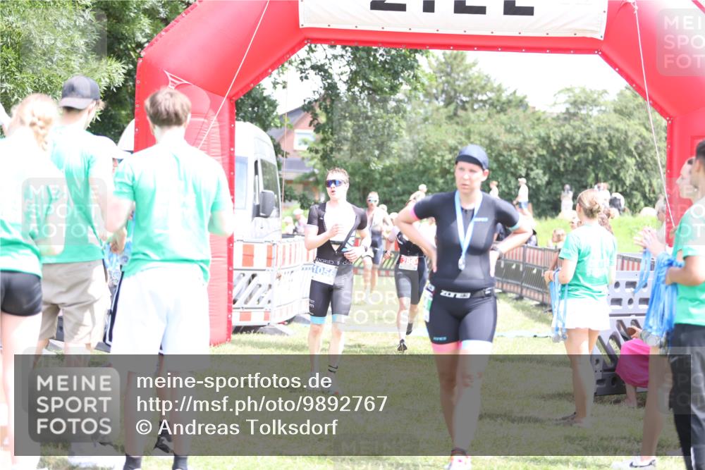 21.06.2026 - 29. Vierlanden-Triathlon Andreas Tolksdorf http://msf.ph/oto/9892767 21.06.2026 13:49:50 Ziel 280, 1056, 1063, 280, 1056, 1063 meine-sportfotos.de