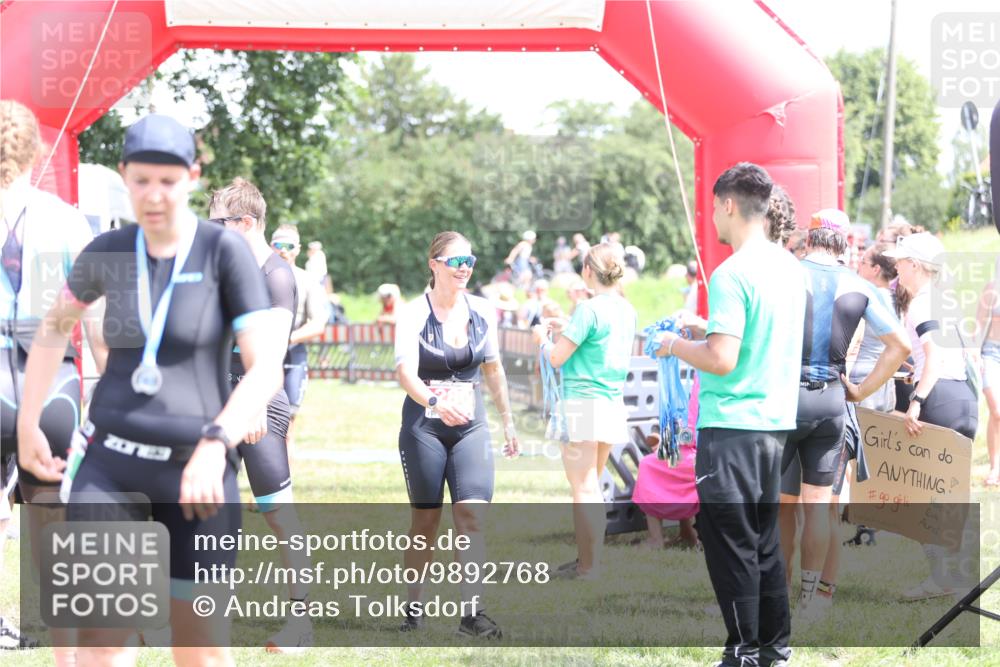 21.06.2026 - 29. Vierlanden-Triathlon Andreas Tolksdorf http://msf.ph/oto/9892768 21.06.2026 13:49:54 Ziel 280, 1063, 280, 1063 meine-sportfotos.de