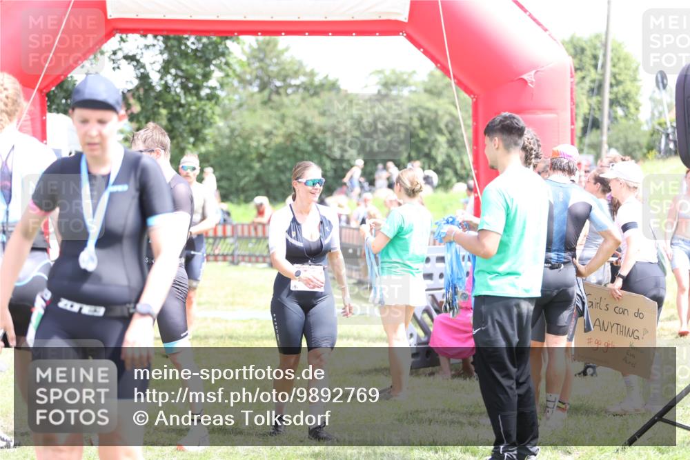 21.06.2026 - 29. Vierlanden-Triathlon Andreas Tolksdorf http://msf.ph/oto/9892769 21.06.2026 13:49:54 Ziel 280, 1063, 280, 1063 meine-sportfotos.de