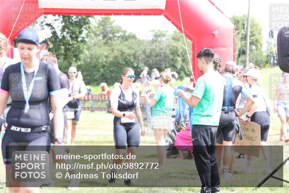 21.06.2026 - 29. Vierlanden-Triathlon Andreas Tolksdorf http://msf.ph/oto/9892772 21.06.2026 13:49:54 Ziel 280, 1063, 280, 1063 meine-sportfotos.de