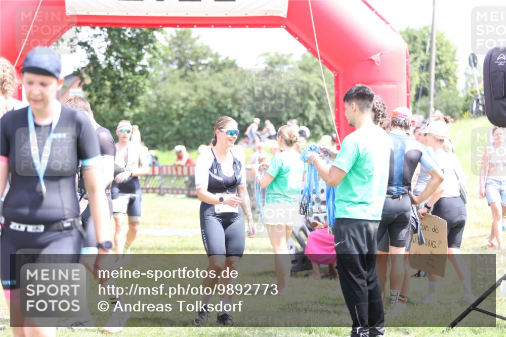 21.06.2026 - 29. Vierlanden-Triathlon Andreas Tolksdorf http://msf.ph/oto/9892773 21.06.2026 13:49:54 Ziel 280, 1063, 280, 1063 meine-sportfotos.de