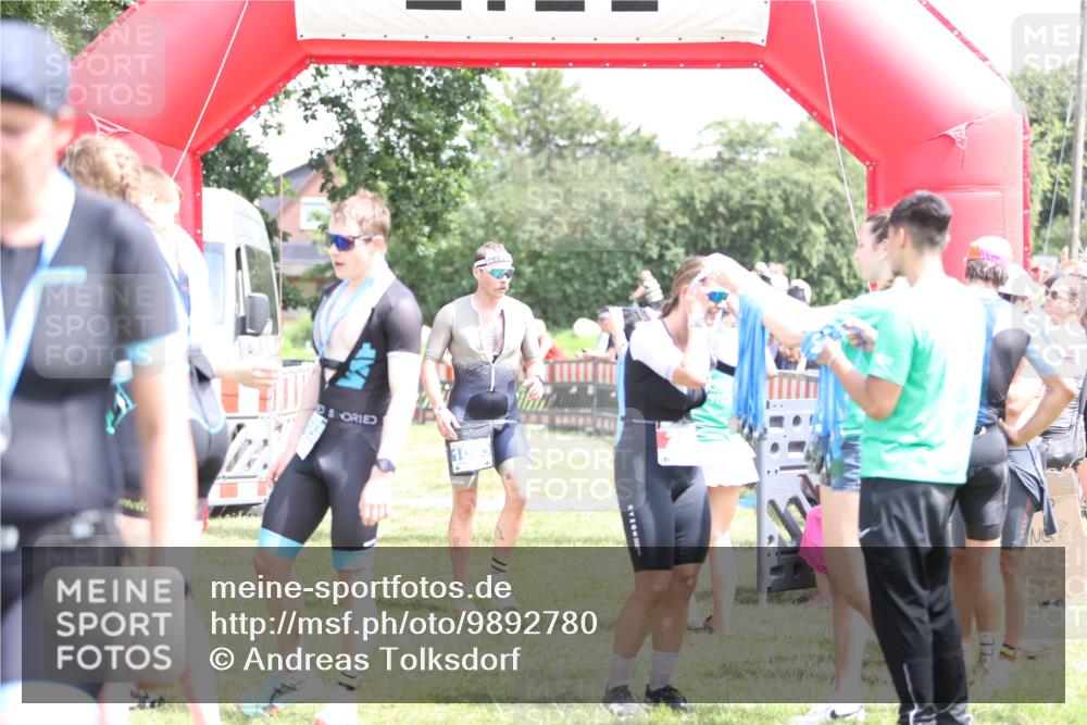 21.06.2026 - 29. Vierlanden-Triathlon Andreas Tolksdorf http://msf.ph/oto/9892780 21.06.2026 13:49:55 Ziel 280, 1063, 280, 1063 meine-sportfotos.de