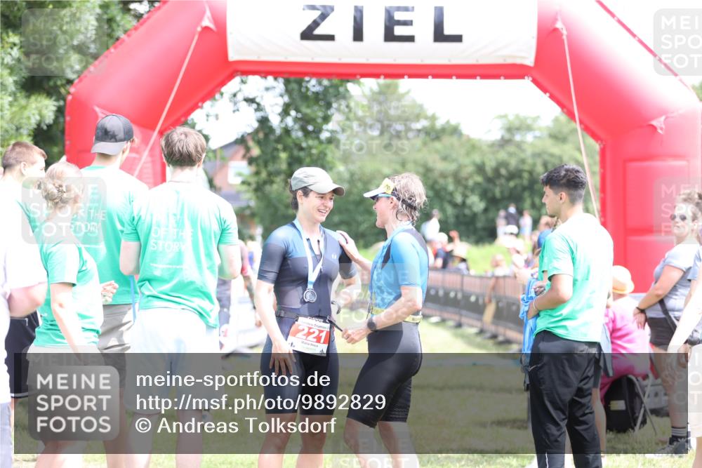 21.06.2026 - 29. Vierlanden-Triathlon Andreas Tolksdorf http://msf.ph/oto/9892829 21.06.2026 13:50:51 Ziel 766, 1080, 766, 1080 meine-sportfotos.de