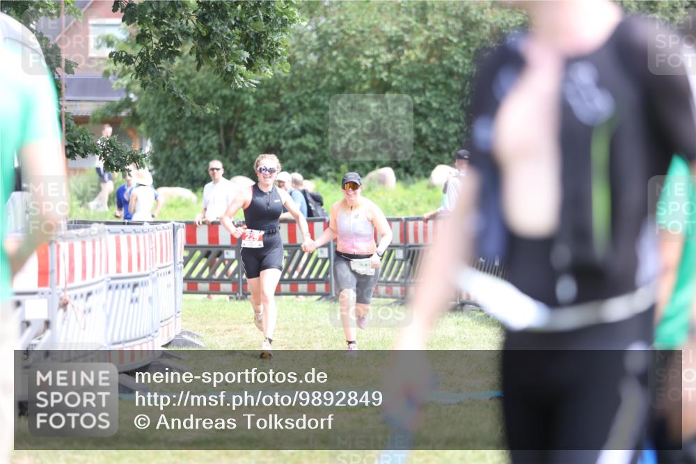 21.06.2026 - 29. Vierlanden-Triathlon Andreas Tolksdorf http://msf.ph/oto/9892849 21.06.2026 13:51:26 Ziel 229, 878, 229, 878 meine-sportfotos.de