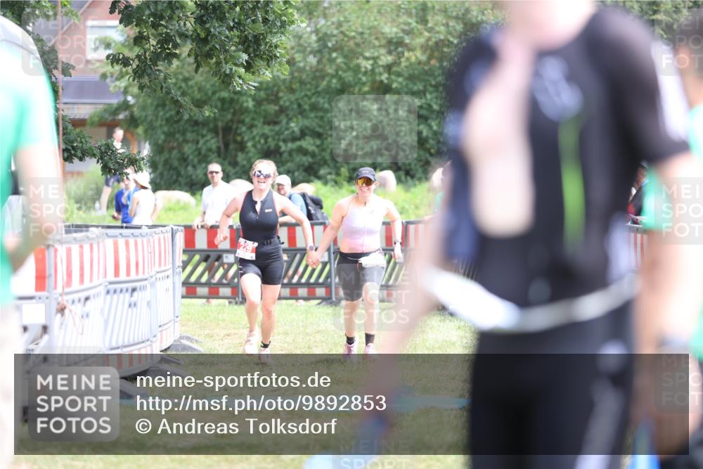 21.06.2026 - 29. Vierlanden-Triathlon Andreas Tolksdorf http://msf.ph/oto/9892853 21.06.2026 13:51:26 Ziel 229, 878, 229, 878 meine-sportfotos.de