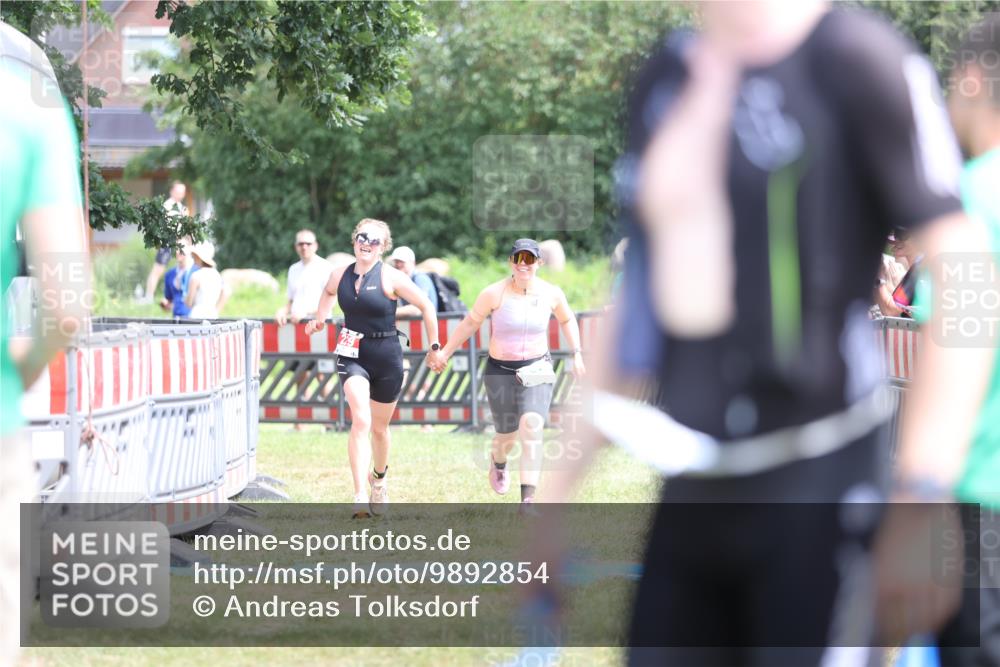 21.06.2026 - 29. Vierlanden-Triathlon Andreas Tolksdorf http://msf.ph/oto/9892854 21.06.2026 13:51:27 Ziel 229, 878, 229, 878 meine-sportfotos.de