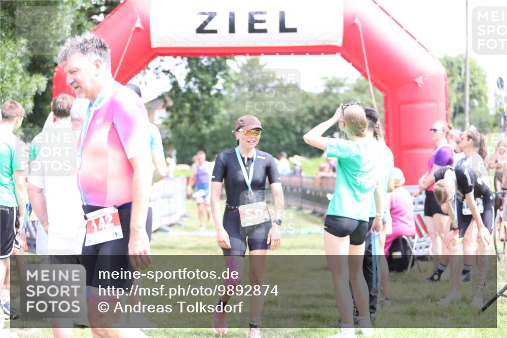 21.06.2026 - 29. Vierlanden-Triathlon Andreas Tolksdorf http://msf.ph/oto/9892874 21.06.2026 13:52:05 Ziel 235, 1028, 1044, 235, 1028, 1044 meine-sportfotos.de