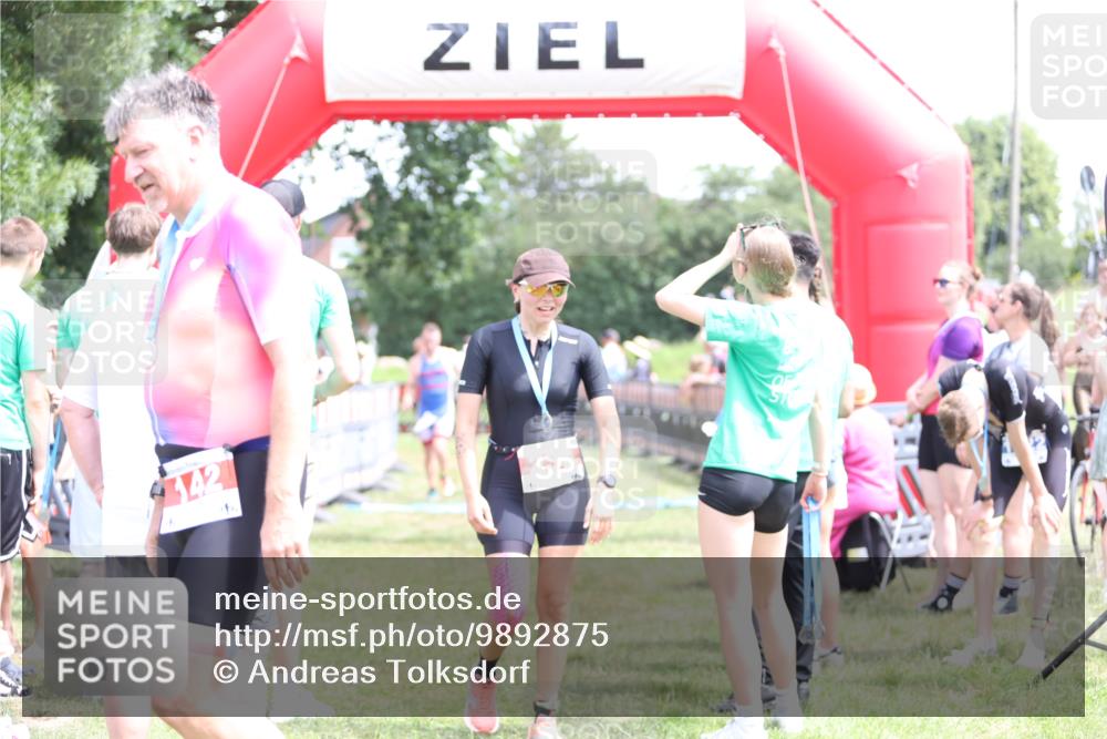 21.06.2026 - 29. Vierlanden-Triathlon Andreas Tolksdorf http://msf.ph/oto/9892875 21.06.2026 13:52:05 Ziel 235, 1028, 1044, 235, 1028, 1044 meine-sportfotos.de