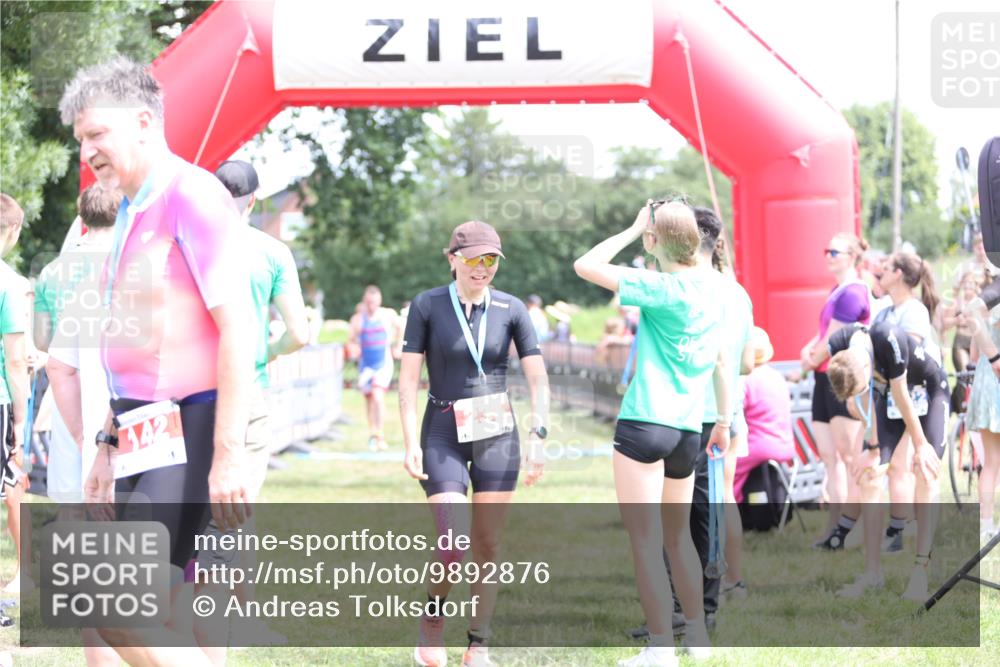 21.06.2026 - 29. Vierlanden-Triathlon Andreas Tolksdorf http://msf.ph/oto/9892876 21.06.2026 13:52:05 Ziel 235, 1028, 1044, 235, 1028, 1044 meine-sportfotos.de