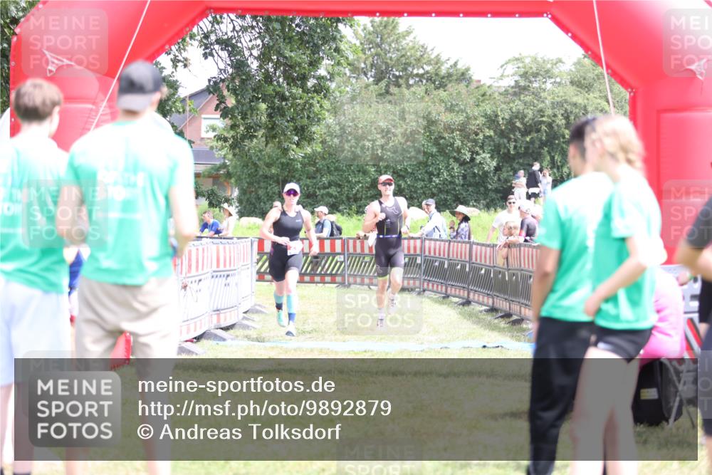 21.06.2026 - 29. Vierlanden-Triathlon Andreas Tolksdorf http://msf.ph/oto/9892879 21.06.2026 13:52:11 Ziel 235, 1028, 1044, 1087, 235, 1028, 1044, 1087 meine-sportfotos.de