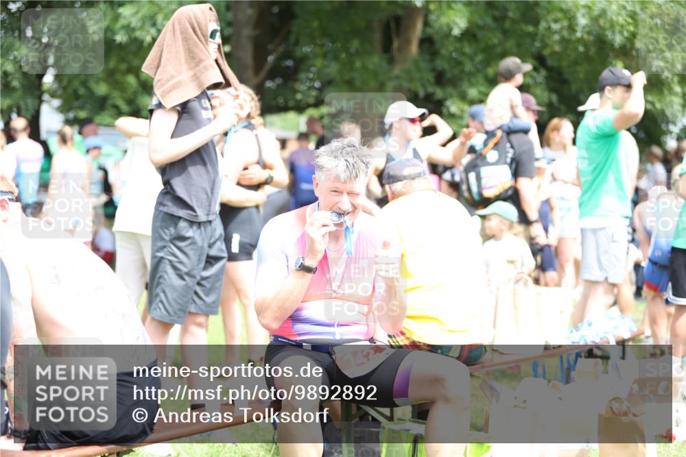 21.06.2026 - 29. Vierlanden-Triathlon Andreas Tolksdorf http://msf.ph/oto/9892892 21.06.2026 13:52:27 Ziel 1064, 1092, 1064, 1092 meine-sportfotos.de