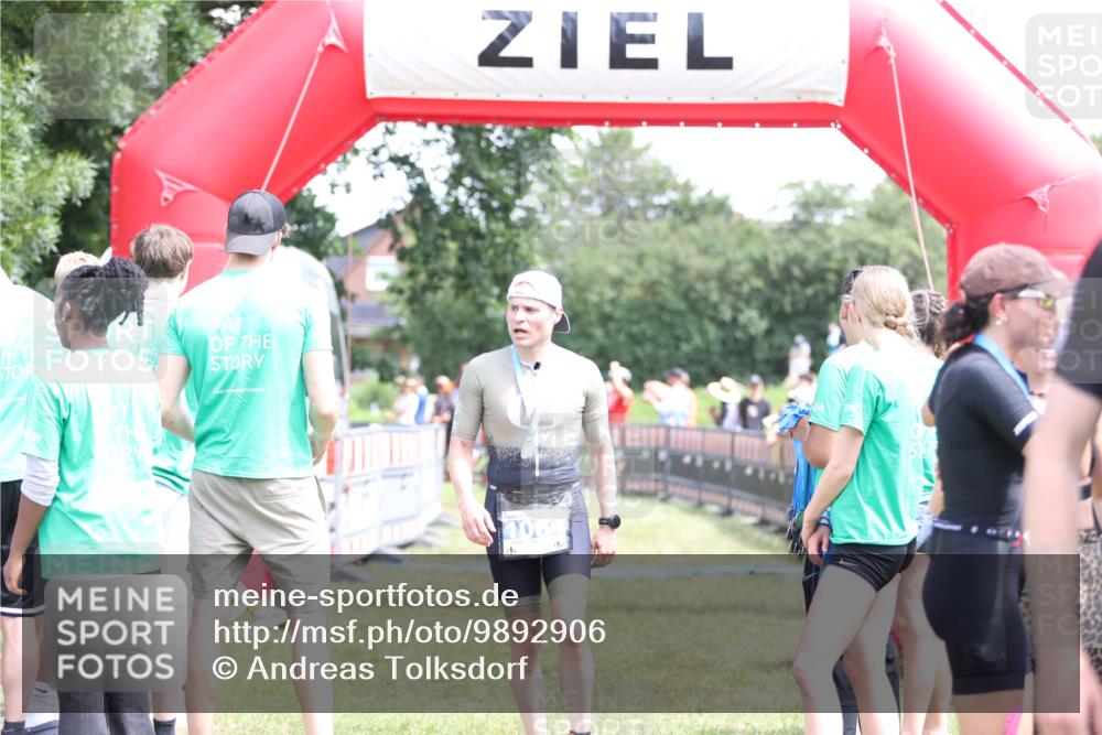 21.06.2026 - 29. Vierlanden-Triathlon Andreas Tolksdorf http://msf.ph/oto/9892906 21.06.2026 13:52:36 Ziel 120, 1029, 1064, 1092, 120, 1029, 1064, 1092 meine-sportfotos.de
