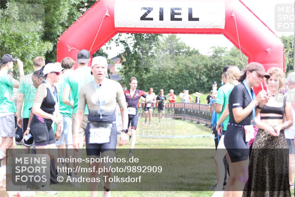 21.06.2026 - 29. Vierlanden-Triathlon Andreas Tolksdorf http://msf.ph/oto/9892909 21.06.2026 13:52:38 Ziel 120, 1029, 1092, 120, 1029, 1092 meine-sportfotos.de