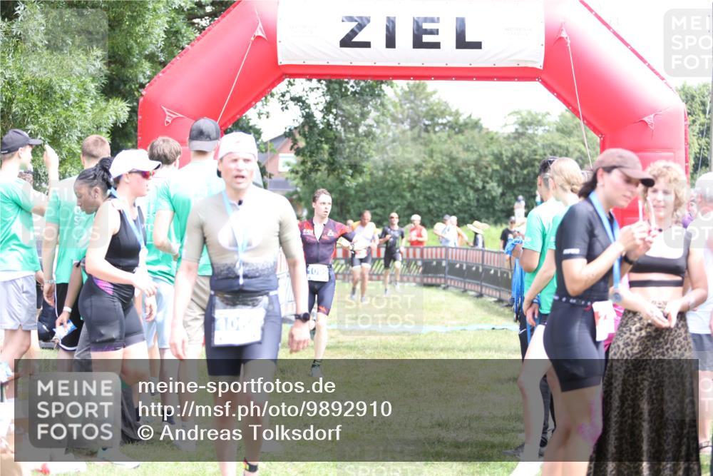 21.06.2026 - 29. Vierlanden-Triathlon Andreas Tolksdorf http://msf.ph/oto/9892910 21.06.2026 13:52:38 Ziel 120, 1029, 1092, 120, 1029, 1092 meine-sportfotos.de