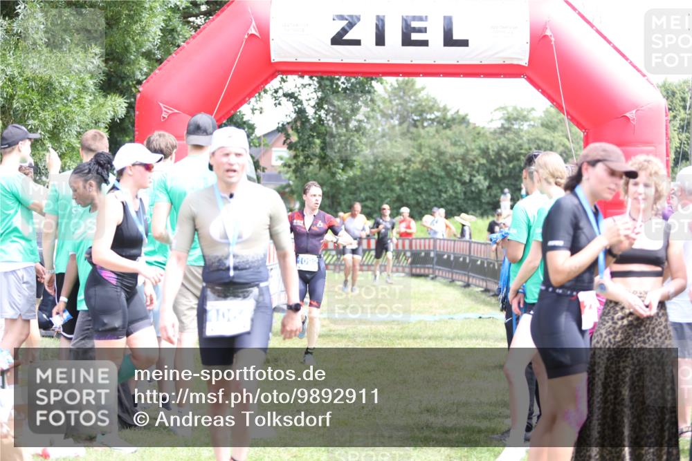 21.06.2026 - 29. Vierlanden-Triathlon Andreas Tolksdorf http://msf.ph/oto/9892911 21.06.2026 13:52:38 Ziel 120, 1029, 1092, 120, 1029, 1092 meine-sportfotos.de