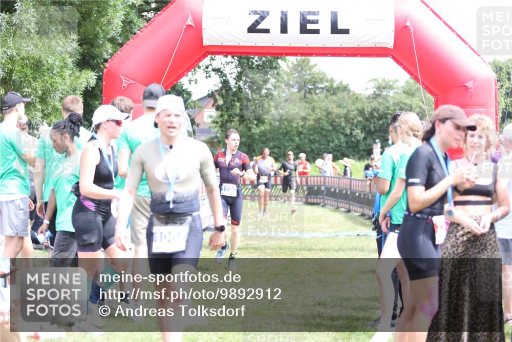 21.06.2026 - 29. Vierlanden-Triathlon Andreas Tolksdorf http://msf.ph/oto/9892912 21.06.2026 13:52:39 Ziel 120, 1029, 1092, 120, 1029, 1092 meine-sportfotos.de