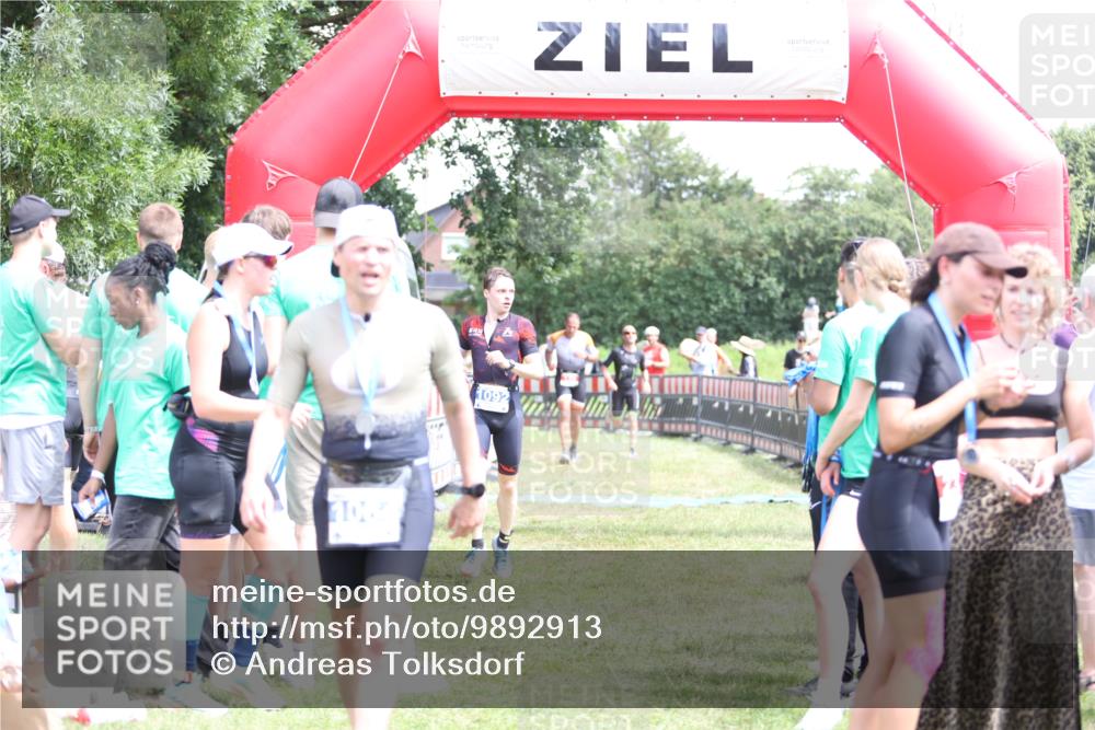 21.06.2026 - 29. Vierlanden-Triathlon Andreas Tolksdorf http://msf.ph/oto/9892913 21.06.2026 13:52:39 Ziel 120, 1029, 1092, 120, 1029, 1092 meine-sportfotos.de