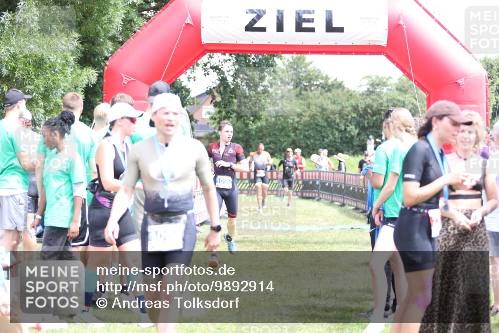 21.06.2026 - 29. Vierlanden-Triathlon Andreas Tolksdorf http://msf.ph/oto/9892914 21.06.2026 13:52:39 Ziel 120, 1029, 1092, 120, 1029, 1092 meine-sportfotos.de