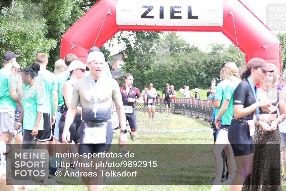 21.06.2026 - 29. Vierlanden-Triathlon Andreas Tolksdorf http://msf.ph/oto/9892915 21.06.2026 13:52:39 Ziel 120, 1029, 1092, 120, 1029, 1092 meine-sportfotos.de