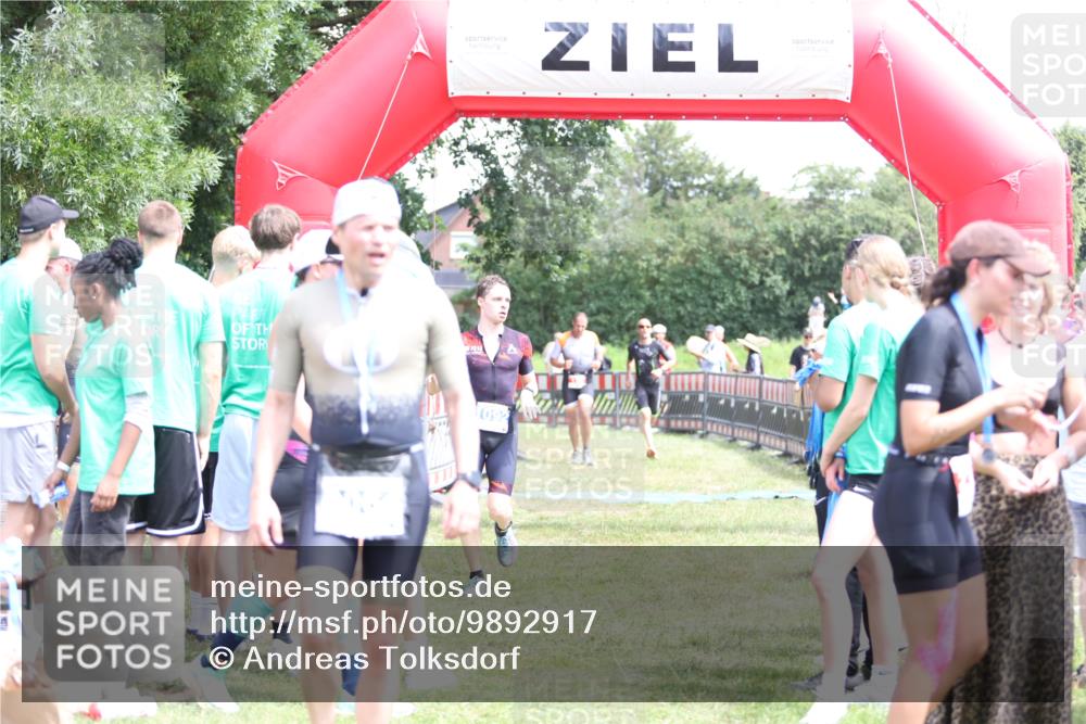 21.06.2026 - 29. Vierlanden-Triathlon Andreas Tolksdorf http://msf.ph/oto/9892917 21.06.2026 13:52:39 Ziel 120, 1029, 1092, 120, 1029, 1092 meine-sportfotos.de