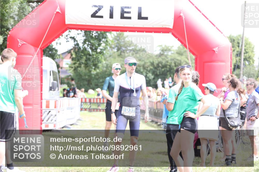 21.06.2026 - 29. Vierlanden-Triathlon Andreas Tolksdorf http://msf.ph/oto/9892961 21.06.2026 13:54:08 Ziel 80, 871, 80, 871 meine-sportfotos.de