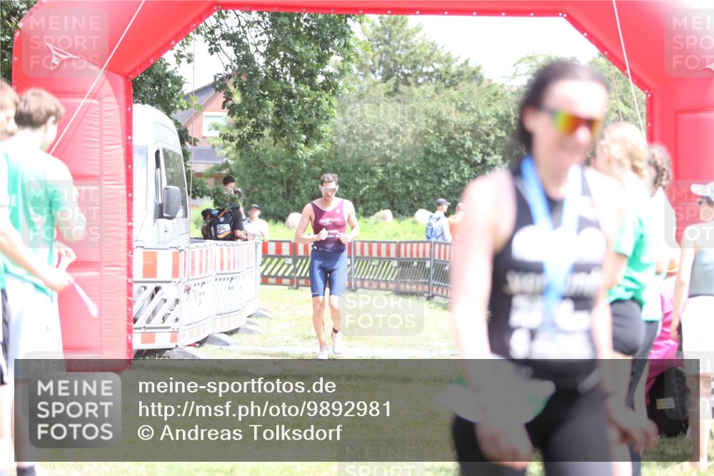 21.06.2026 - 29. Vierlanden-Triathlon Andreas Tolksdorf http://msf.ph/oto/9892981 21.06.2026 13:54:23 Ziel 905, 1048, 905, 1048 meine-sportfotos.de