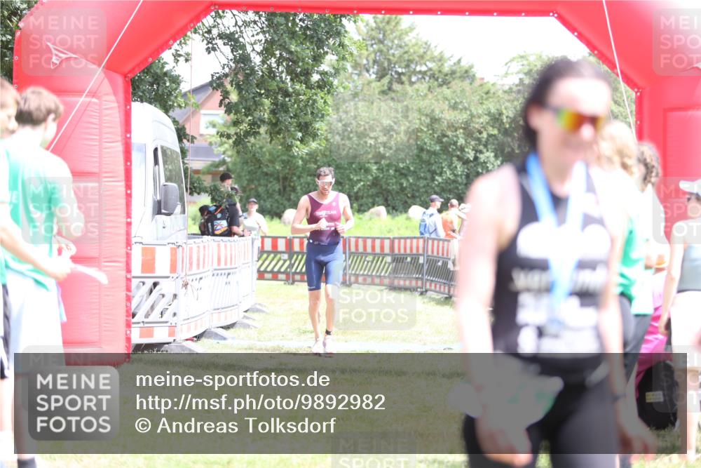 21.06.2026 - 29. Vierlanden-Triathlon Andreas Tolksdorf http://msf.ph/oto/9892982 21.06.2026 13:54:23 Ziel 905, 1048, 905, 1048 meine-sportfotos.de