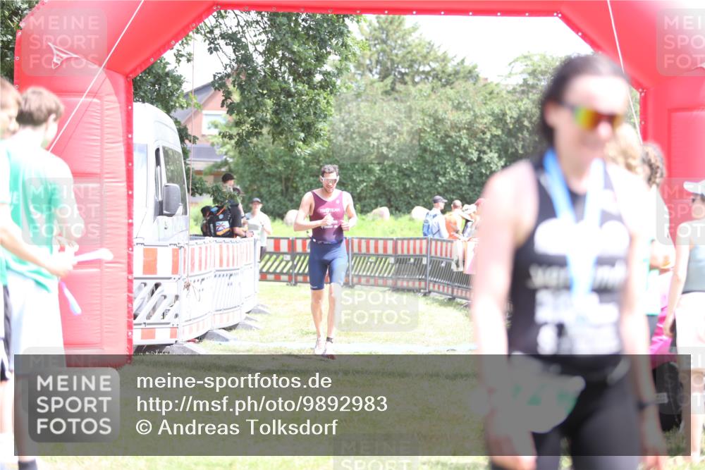 21.06.2026 - 29. Vierlanden-Triathlon Andreas Tolksdorf http://msf.ph/oto/9892983 21.06.2026 13:54:23 Ziel 905, 1048, 905, 1048 meine-sportfotos.de