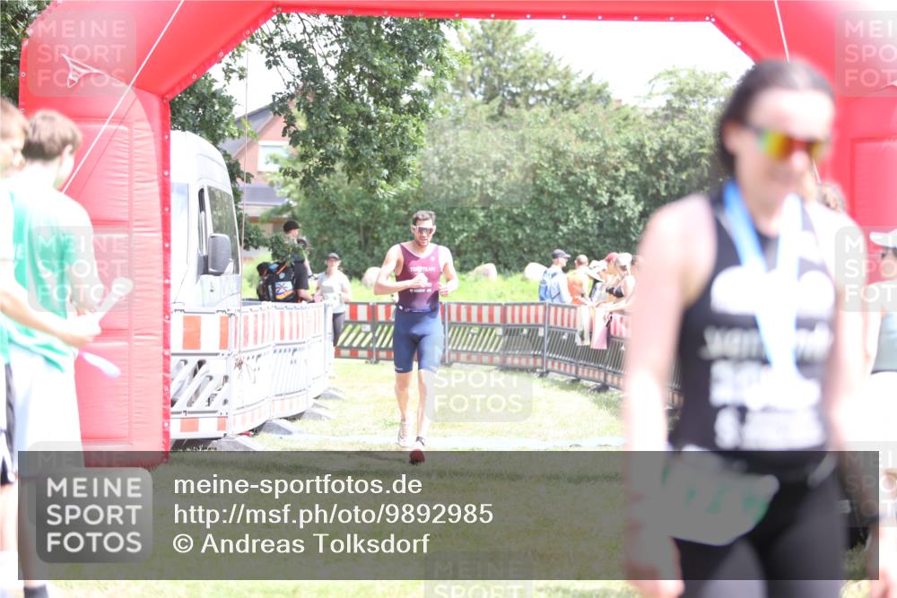 21.06.2026 - 29. Vierlanden-Triathlon Andreas Tolksdorf http://msf.ph/oto/9892985 21.06.2026 13:54:24 Ziel 905, 1048, 905, 1048 meine-sportfotos.de