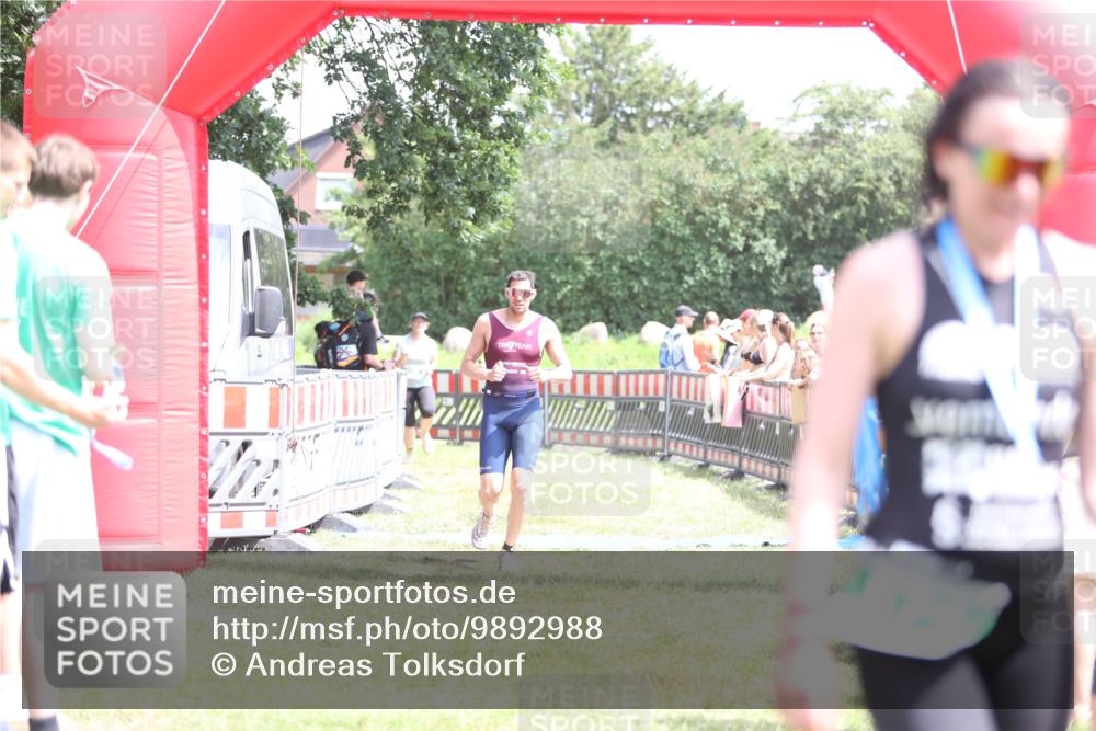21.06.2026 - 29. Vierlanden-Triathlon Andreas Tolksdorf http://msf.ph/oto/9892988 21.06.2026 13:54:24 Ziel 905, 1048, 905, 1048 meine-sportfotos.de