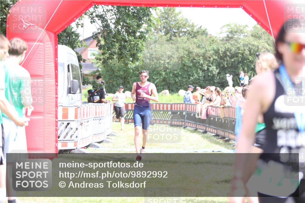 21.06.2026 - 29. Vierlanden-Triathlon Andreas Tolksdorf http://msf.ph/oto/9892992 21.06.2026 13:54:24 Ziel 905, 1048, 905, 1048 meine-sportfotos.de