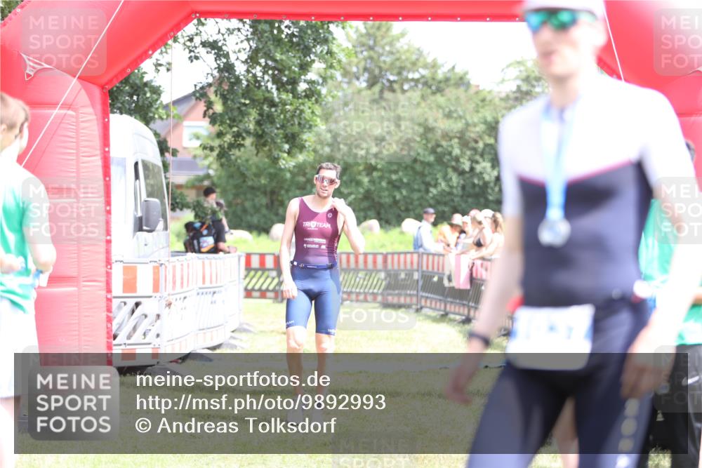 21.06.2026 - 29. Vierlanden-Triathlon Andreas Tolksdorf http://msf.ph/oto/9892993 21.06.2026 13:54:25 Ziel 905, 1048, 905, 1048 meine-sportfotos.de
