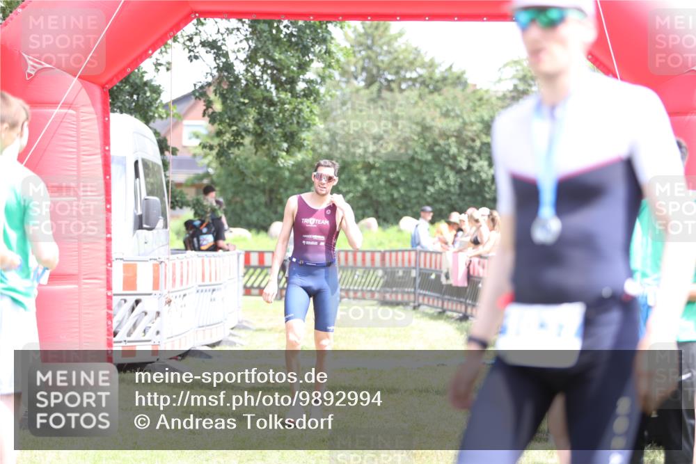 21.06.2026 - 29. Vierlanden-Triathlon Andreas Tolksdorf http://msf.ph/oto/9892994 21.06.2026 13:54:25 Ziel 905, 1048, 905, 1048 meine-sportfotos.de