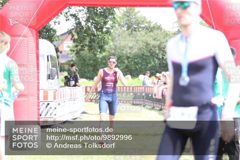 21.06.2026 - 29. Vierlanden-Triathlon Andreas Tolksdorf http://msf.ph/oto/9892996 21.06.2026 13:54:26 Ziel 905, 1048, 905, 1048 meine-sportfotos.de
