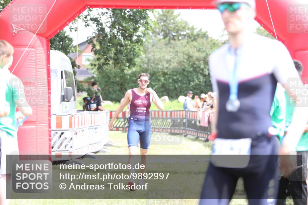 21.06.2026 - 29. Vierlanden-Triathlon Andreas Tolksdorf http://msf.ph/oto/9892997 21.06.2026 13:54:26 Ziel 905, 1048, 905, 1048 meine-sportfotos.de
