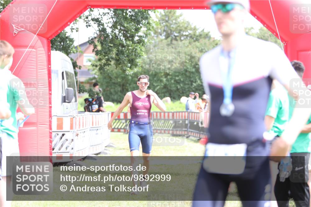 21.06.2026 - 29. Vierlanden-Triathlon Andreas Tolksdorf http://msf.ph/oto/9892999 21.06.2026 13:54:26 Ziel 905, 1048, 905, 1048 meine-sportfotos.de