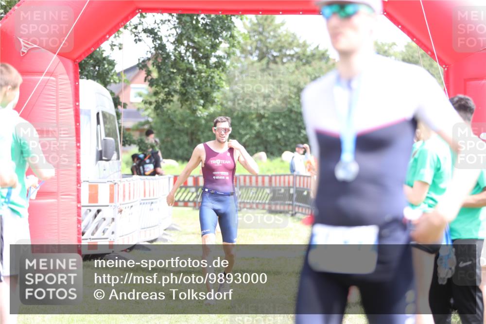 21.06.2026 - 29. Vierlanden-Triathlon Andreas Tolksdorf http://msf.ph/oto/9893000 21.06.2026 13:54:26 Ziel 905, 1048, 905, 1048 meine-sportfotos.de