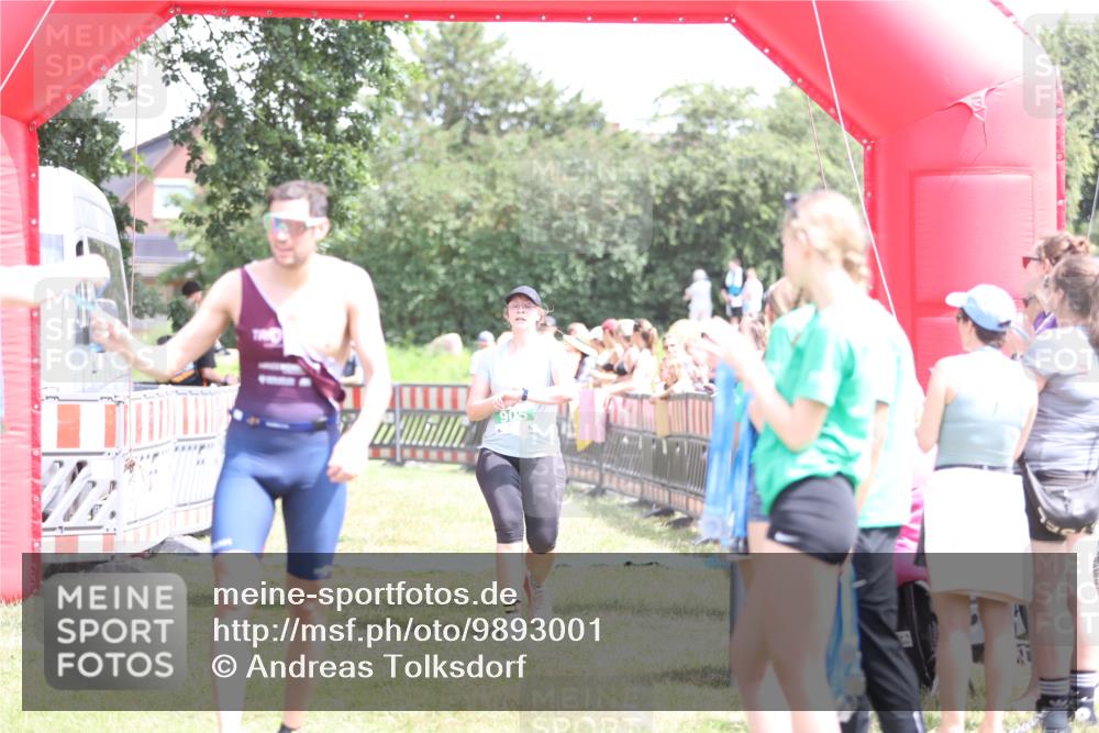 21.06.2026 - 29. Vierlanden-Triathlon Andreas Tolksdorf http://msf.ph/oto/9893001 21.06.2026 13:54:29 Ziel 905, 1067, 905, 1067 meine-sportfotos.de