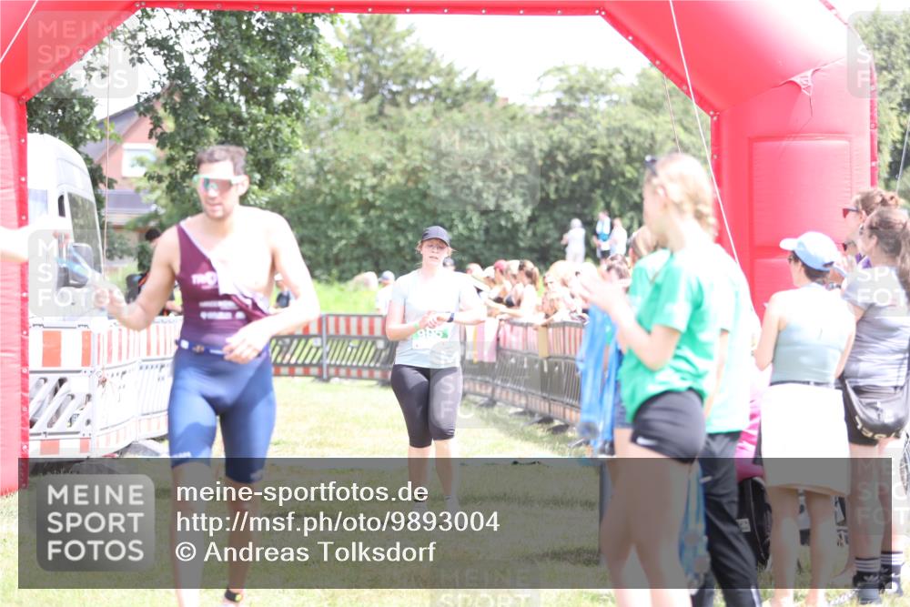 21.06.2026 - 29. Vierlanden-Triathlon Andreas Tolksdorf http://msf.ph/oto/9893004 21.06.2026 13:54:29 Ziel 905, 1067, 905, 1067 meine-sportfotos.de