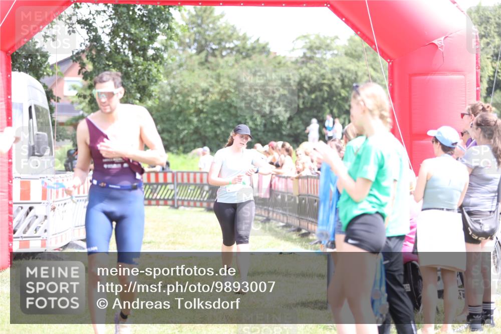 21.06.2026 - 29. Vierlanden-Triathlon Andreas Tolksdorf http://msf.ph/oto/9893007 21.06.2026 13:54:30 Ziel 905, 1067, 905, 1067 meine-sportfotos.de